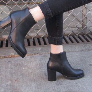 NWOT Eric Michael Quebec Black Leather Ankle Booties Boots Spain Chunky Size 39